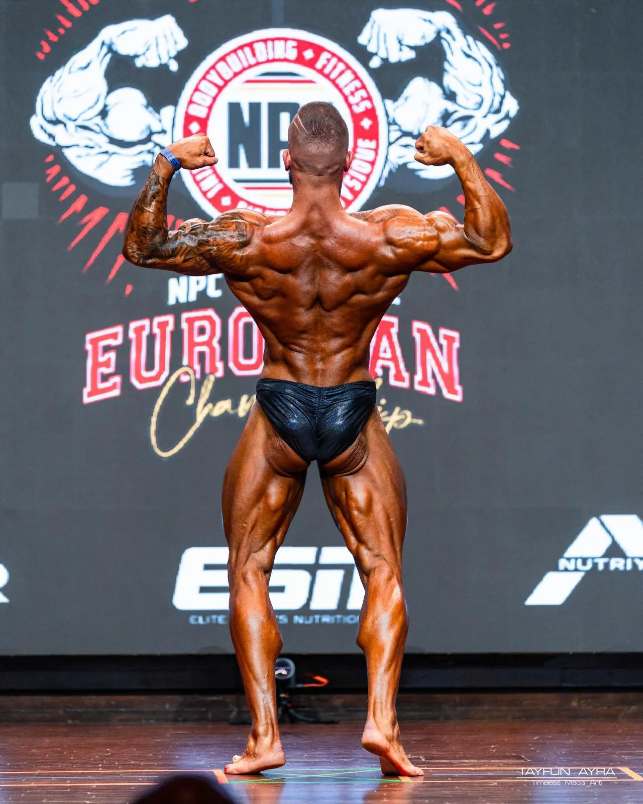 Professional portrait of Yannick. Bodybuilding pose showcasing his athleticism and professionalism.